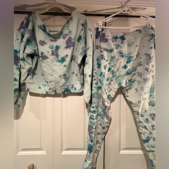 Victorias Secret PINK sweatshirt and matching ultimate leggings size large - Picture 4 of 8